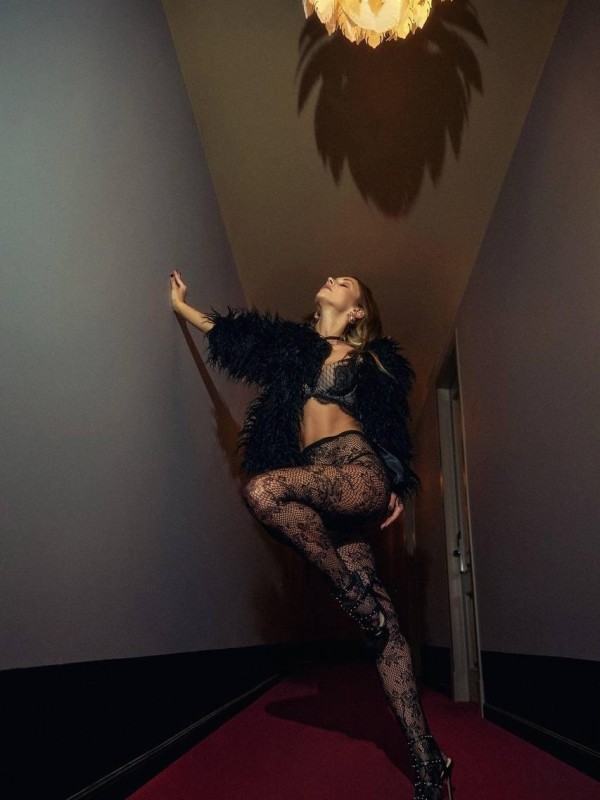 Света привлекательная девушка из Вельск цена от 6000 руб